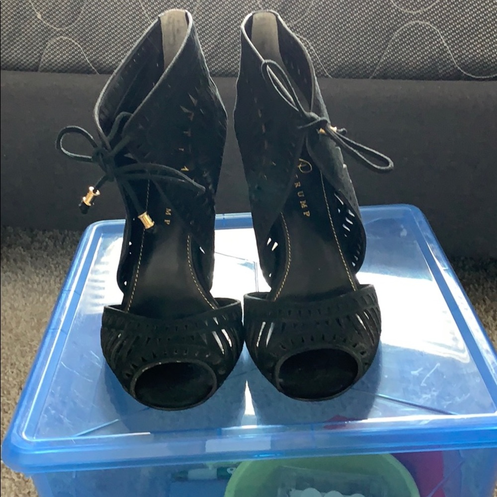 Ivanka Trump black heels